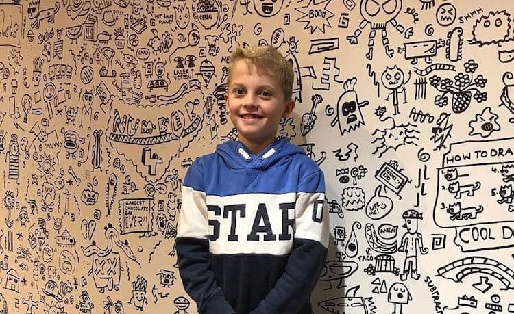 सारखं चित्र काढत असतो म्हणून शाळेत ओरडा खाणारा मुलगा आता काय करतो पाहा !!