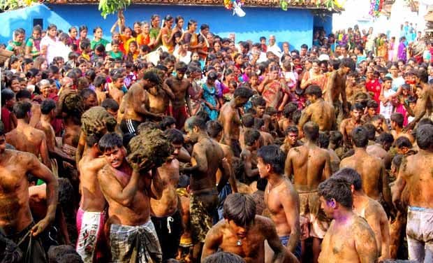या गावात हजारो वर्षांपासून दिवाळीत खेळतात शेणाची होळी.. याची कथा तर जाणून घ्या!!
