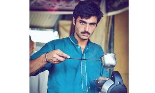 एका रात्रीत प्रसिद्ध झालेला हा चहावाला सध्या काय करतोय? त्याच्या आयुष्याने कशी कलाटणी घेतली पाहा !!