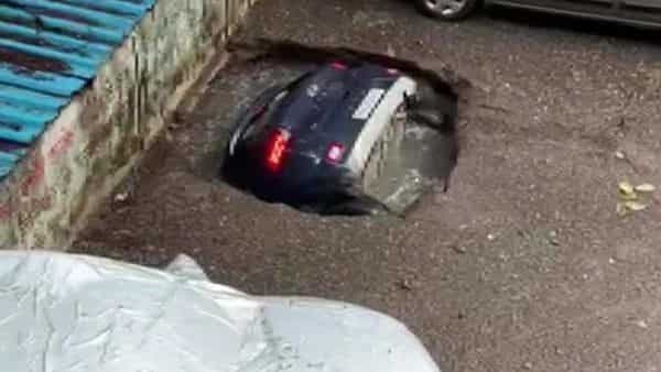 व्हायरल व्हिडीओ: एक पूर्ण SUV मुंबईतल्या खड्ड्यात नाहीशी झालीय, जाणून घ्या या खड्ड्याची खरी गोष्ट!!