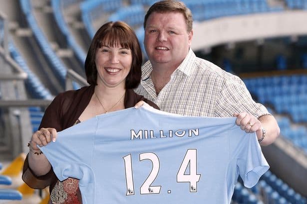 लॉटरीचे पैसे मित्र आणि आप्तेष्टांत वाटून टाकलेल्या दानशूर जोडप्याची गोष्ट कधी वाचलीय?