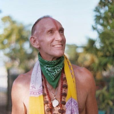 तुरुंग फोडून पळालेला परदेशी गुन्हेगार भारतात येऊन कसा राहातो? उत्तर कदाचित शांताराम पुस्तकावरच्या वेब सिरीजमध्ये असेल!!