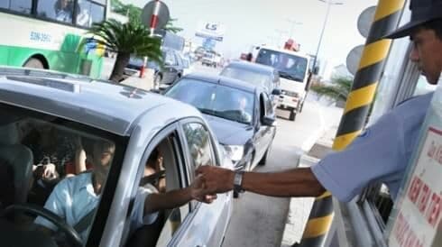 टोल कर्मचाऱ्यांची करामत : ४० रूपयांचा टोल, पण खात्यातून उडाले ४ लाख!