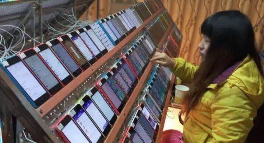 १०,००० मोबाईल वापरून चायनावाले आपली फिरकी घेतायत...वाचा काय आहे 'फेक लाईक फॅक्ट्री' !!!