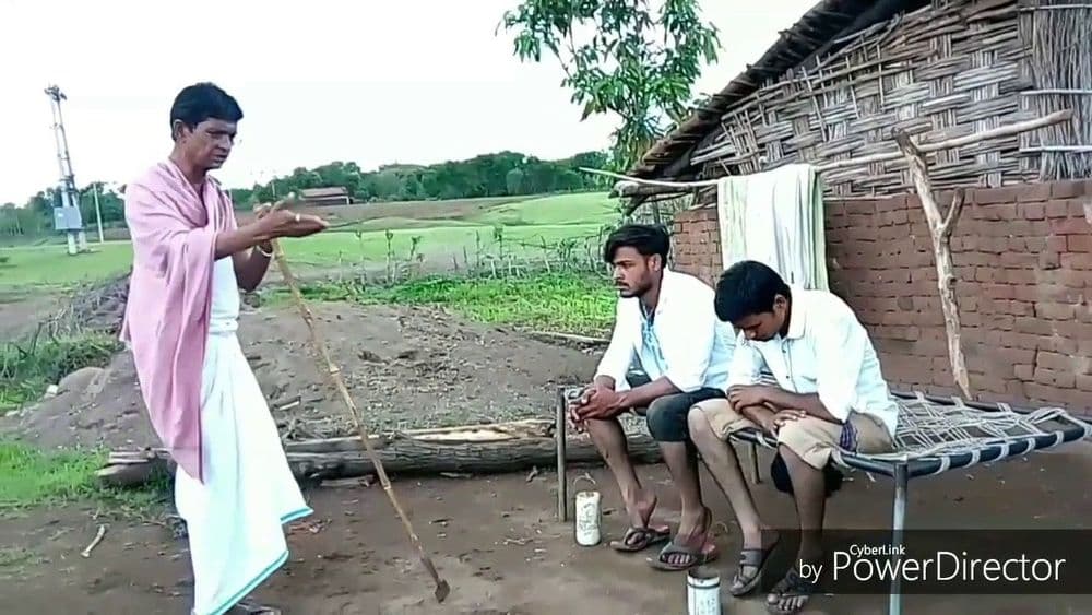 या आदिवासी तरुणांनी समस्या मांडायचा हा अफलातून मार्ग शोधलाय !!