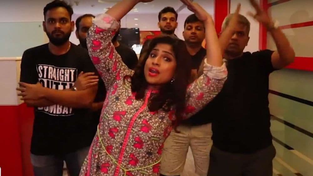 मुंबई अटकली, मलिष्काची सटकली - सोनू नंतर मलिष्का घेऊन आली आहे झिंगाट.....व्हिडीओ पाहिलात का ??