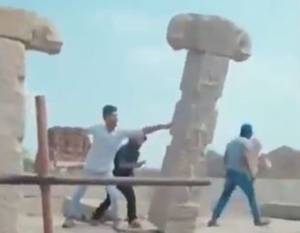 व्हिडिओ ऑफ द डे: हंपीच्या मंदिरातल्या अवशेषचे खांब पाडणारे हे काही महान लोक. कुठून येतात असे लोक??