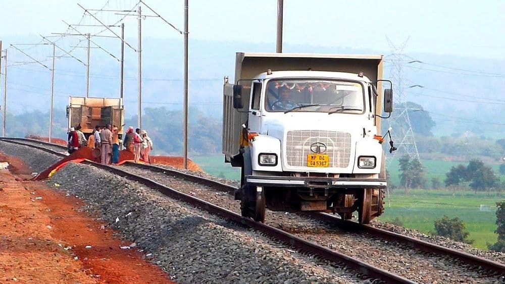 रेल्वे रुळावर धावतायत ट्रक ??...कारण वाचून रेल्वे कौतुक कराल !!!