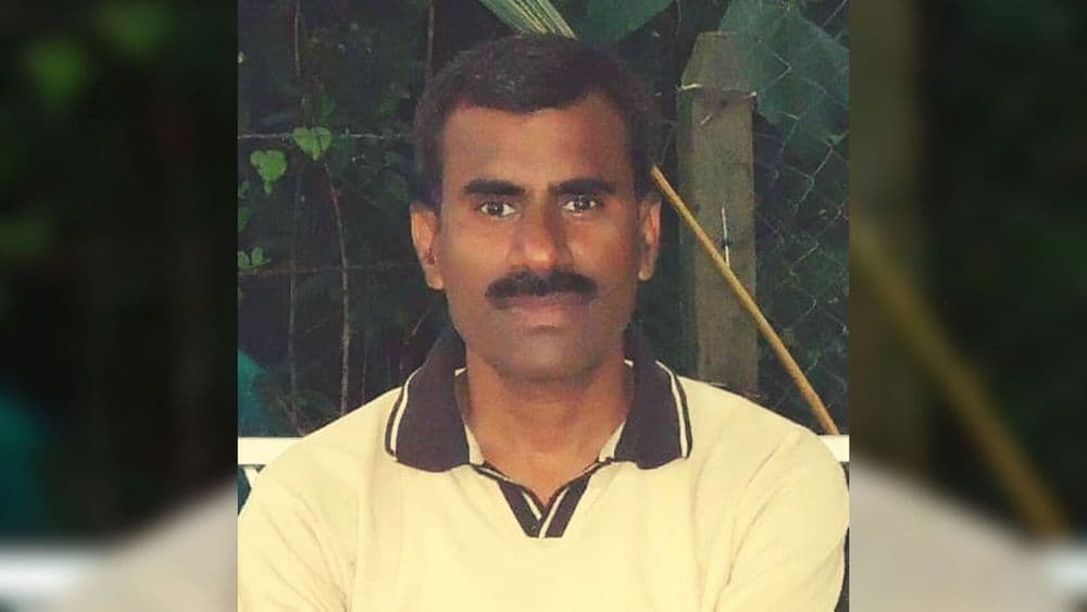 पर्यावरण संवर्धनाचा संदेश देण्यासाठी रोज ३० किलोमीटर सायकलवरून प्रवास करणारा शिक्षक !!