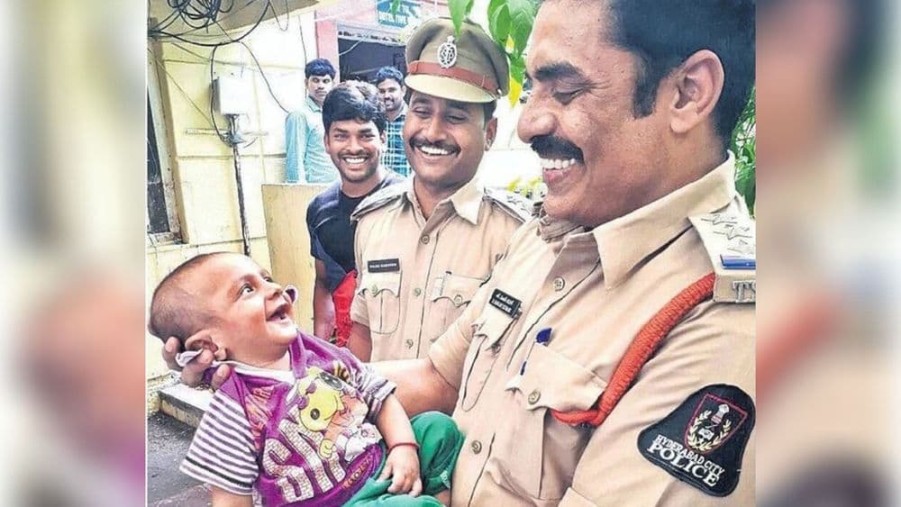 पोलीस कथा - १ : पोलीस आणि बाळाचा खळखळून हसतानाचा हा फोटो आणि त्याच्या मागची सत्यकथा !!