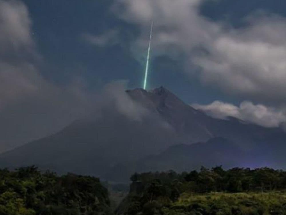 हिरव्या रंगाची उल्का ज्वालामुखीमध्ये पडतानाच्या परफेक्ट फोटोची कथा!!