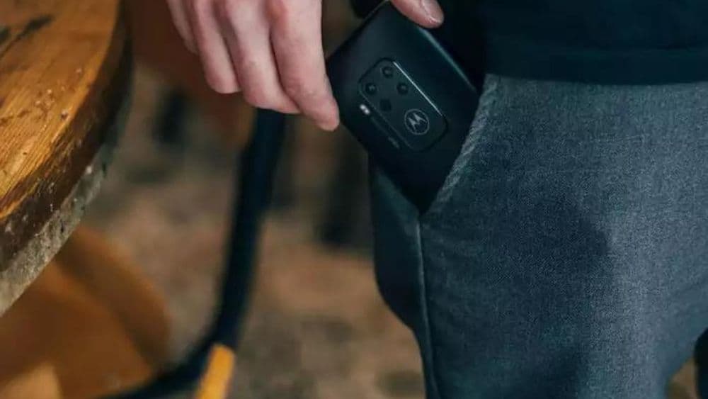 गोळी झाडली गेली पण या तगड्या मोबाईलमुळेच दुकान मालकाचा जीव वाचला !!