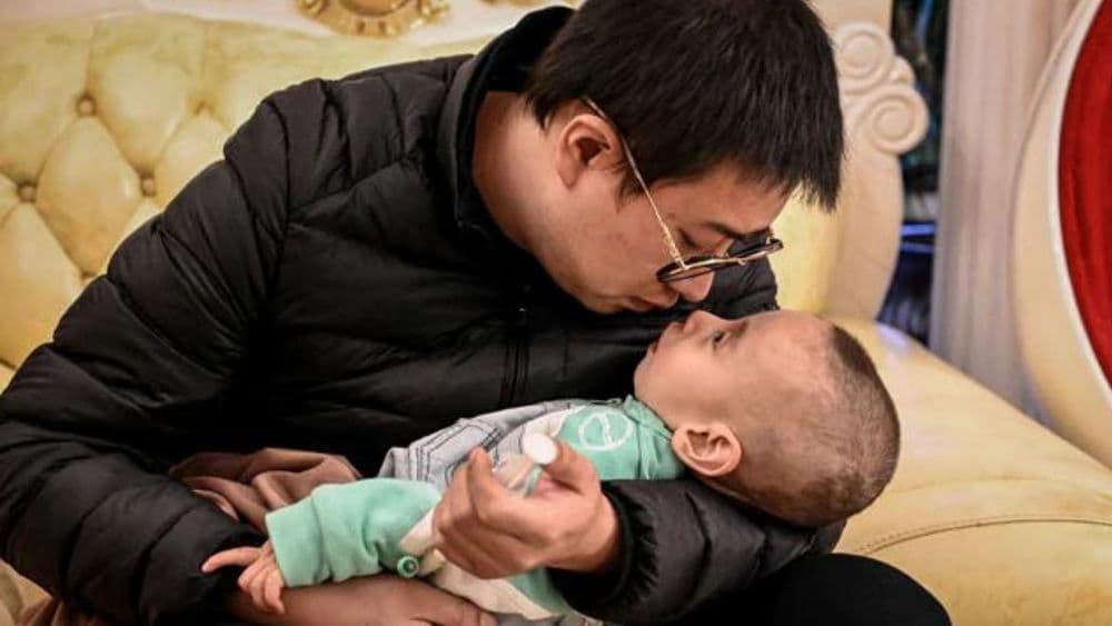 दुर्मिळ आजाराने मृत्यूपंथावरच्या दोन वर्षांच्या चिमुकल्यासाठी या चीनी बाबाने घरीच औषध बनवले..