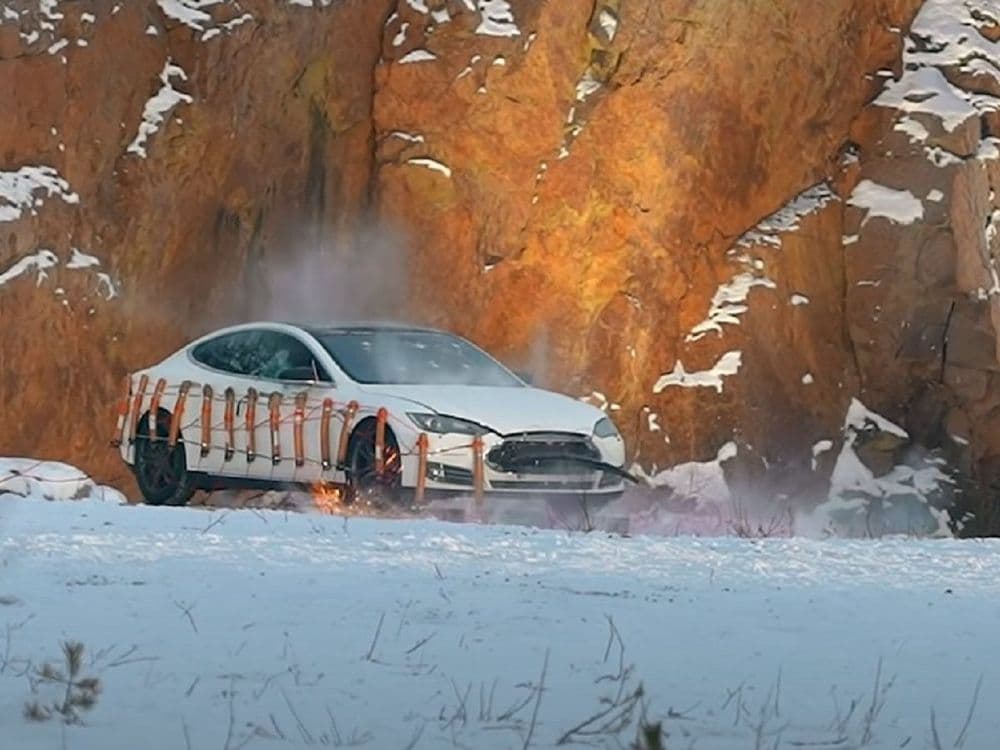 ३० डायनामाईट लावून थेट टेस्ला कार उडवली. पण का?