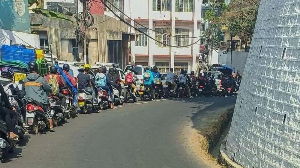 वाहतूक नियमांचे शिस्तशीर पालन!! हा भारतातल्या कुठल्या राज्यातला फोटो असेल असे वाटते?