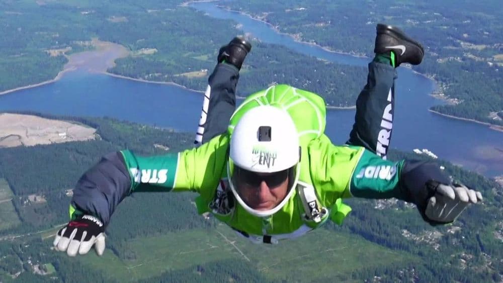 त्याने २५००० फुटांवरून पॅराशूटशिवाय उडी मारली, पाहा पुढे काय झाले ते !!!