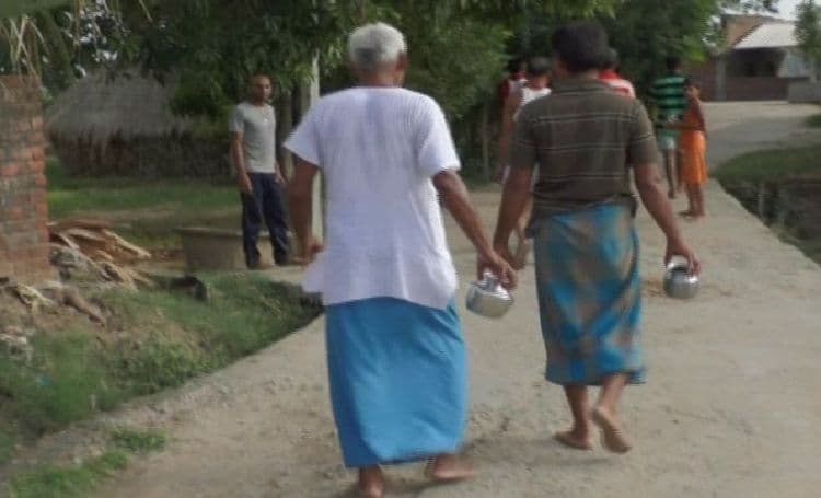 बिहार मधल्या या गावात टॉयलेट नाहीत - कारण वाचून वेड लागेल !!!