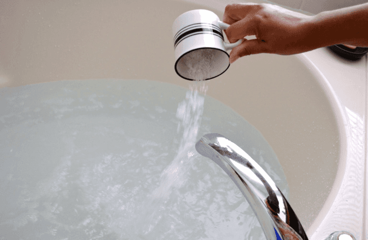 मीठाचा वापर आपण त्वचेसाठी स्क्रब म्हणून करू शकतो. मीठ हे त्वचेवरील मृतपेशी दूर करून त्वचेची बंद छिद्रे उघडी करतं. त्यामुळे त्वचेला चमक येऊन कोरडी त्वचाही दूर होते. रोजच्या अंघोळीच्या पाण्यात चमचाभर मीठ वापरल्यास तेही त्वचेसाठी उत्तम आहे.