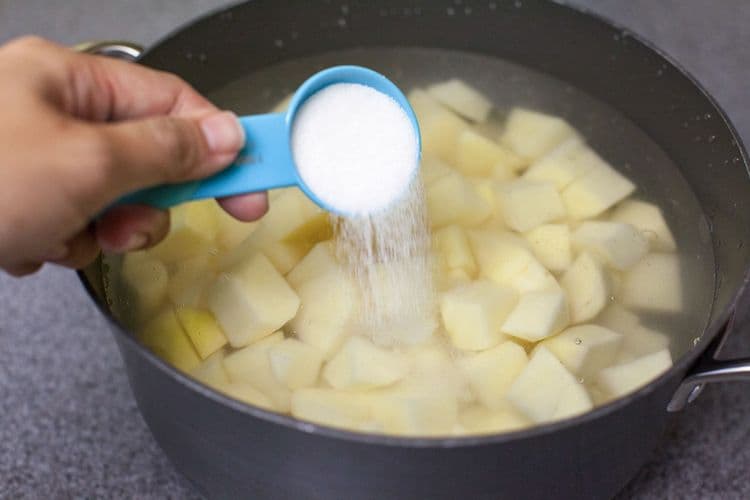 बर्याचदा सफरचंद, बटाट्यासारख्या फळांचे काप उघड्यावर ठेवल्यास थोड्याच वेळात त्याच्यावर लालसर डाग दिसू लागतात. हे डाग न येण्यासाठी या फोडी मीठाच्या पाण्यात ठेवा.