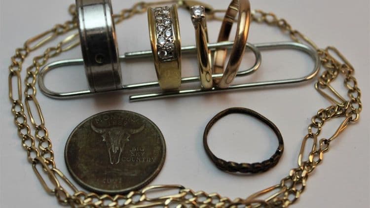 २. धातूच्या सगळ्या गोष्टी एमआरआय रुमच्या बाहेर ठेवून या.