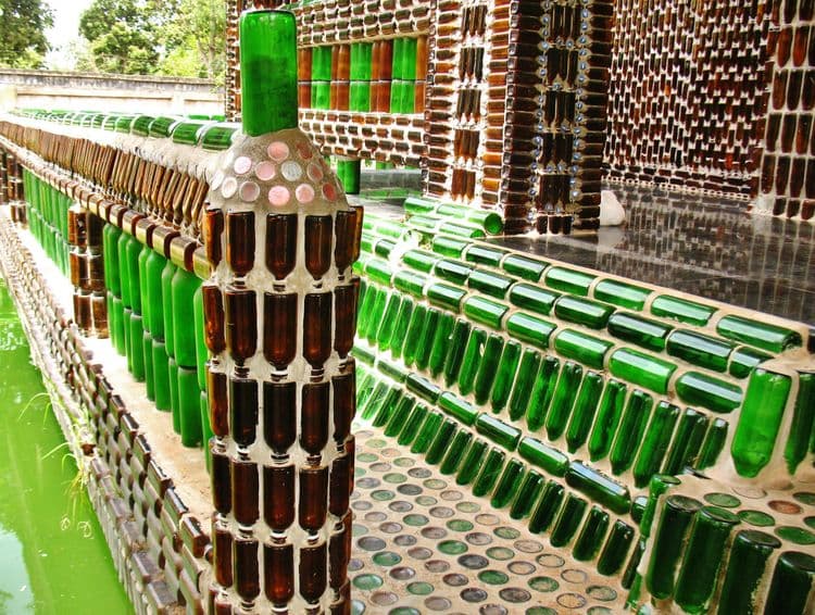 ३. बांधकामात वापरण्यात आलेल्या बाटल्या हिरव्या आणि तपकिरी रंगांच्या आहेत. या दोनही रंगांचा इतक्या कौशल्याने वापर केला गेलाय की लांबून बघितल्यावर हे मंदिर बियर बॉटलने तयार केलंय हे जाणवणार नाही.