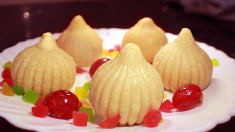 १०. काजूचे मोदक