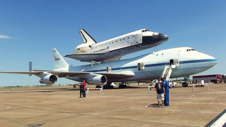 १०. एका जंबो जेट मध्ये नासासाठी खास बदल करण्यात आलं होते. या जंबो जेटचा वापर चक्क अंतराळ यान वाहून नेण्यासाठी झाला.