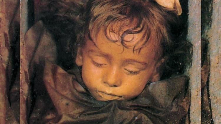 १०० वर्षांपूर्वीचं प्रेत चक्क डोळे उघडतं म्हणे... विज्ञानाने उलगडलं कोडं !!