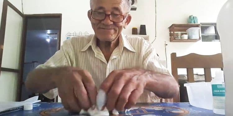 आभार मानायची अतरंगी पद्धत....आजोबांनी लिहून काढली ७०,००० सबस्क्रायबर्सची नावं !!