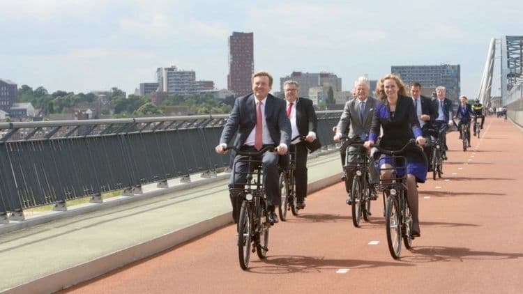 या देशांमध्ये सायकल चालवल्यास नागरिकांच्या खात्यात जमा होतात पैसे !!