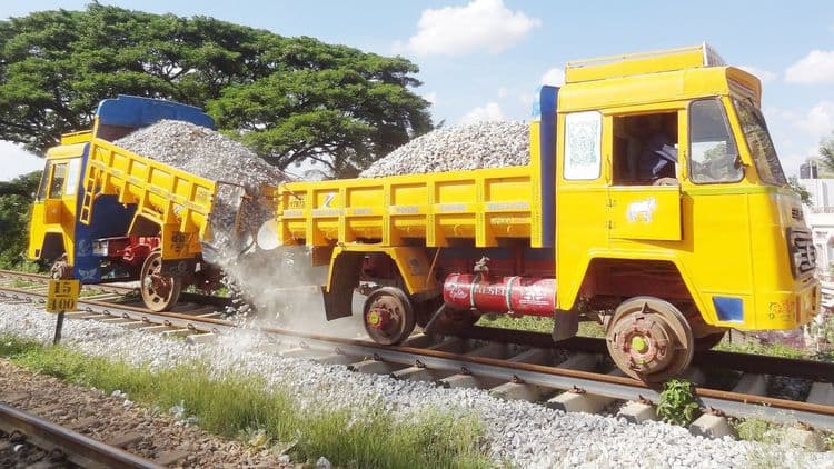 हॉपर ट्रकचा वापर कशासाठी होतो ?