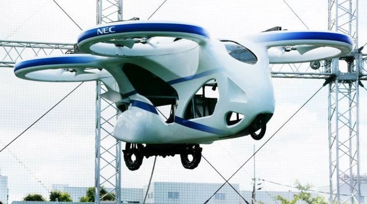 ट्राफिकने कंटाळलेल्या लेको, आता येतेय उडणारी कार !!