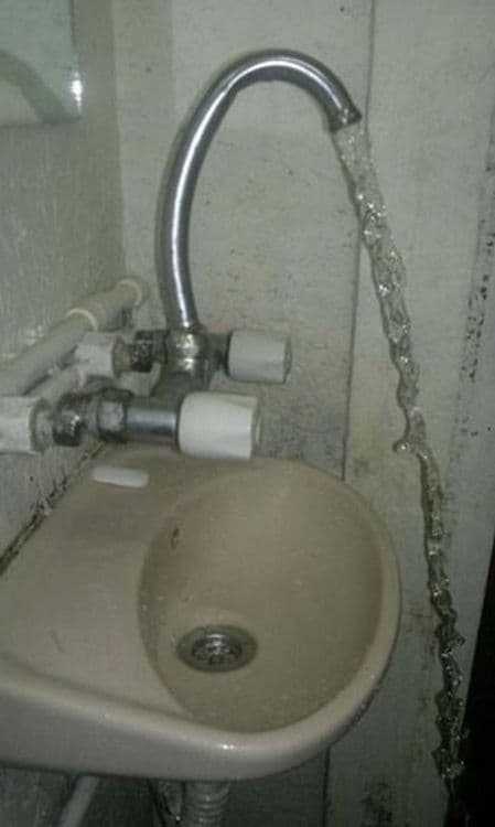 १३) हात कसले धुताय, अंघोळ करा !!