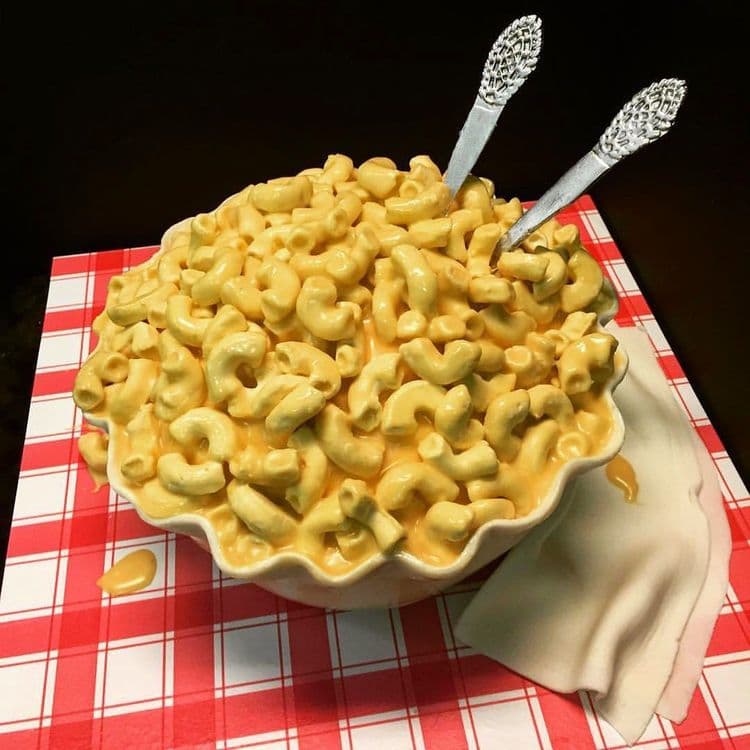 ८. हा घ्या, बड्डेला पास्ता कापा !!