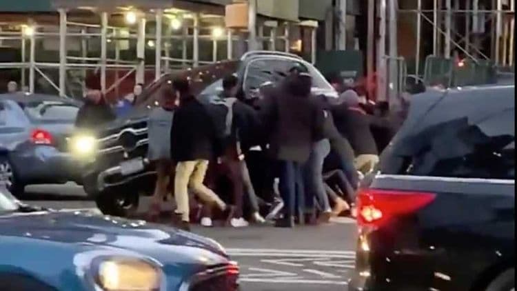 व्हिडीओ ऑफ दि डे : महिलेचा जीव वाचवण्यासाठी या लोकांनी काय केलं पाहा !!