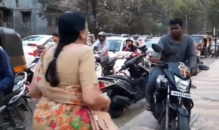 व्हिडीओ ऑफ दि डे : या पुणेकर बाईंनी बाईकस्वारांना असा दाखवला पुणेरी इंगा !!
