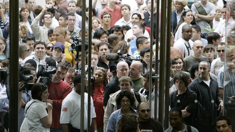 जून २८, २००७ स्टीव्ह जॉब्स यांनी ऍपलच्या सर्व कर्मचाऱ्यांना आयफोन मोफत देण्याची घोषणा केली. दुसऱ्याच दिवशी संध्याकाळी सहा वाजता आयफोन बाजारात विक्रीस उपलब्ध झाला. संपूर्ण अमेरिकेत दुकानांसमोर शेकडो लोकांच्या रांगा होत्या.