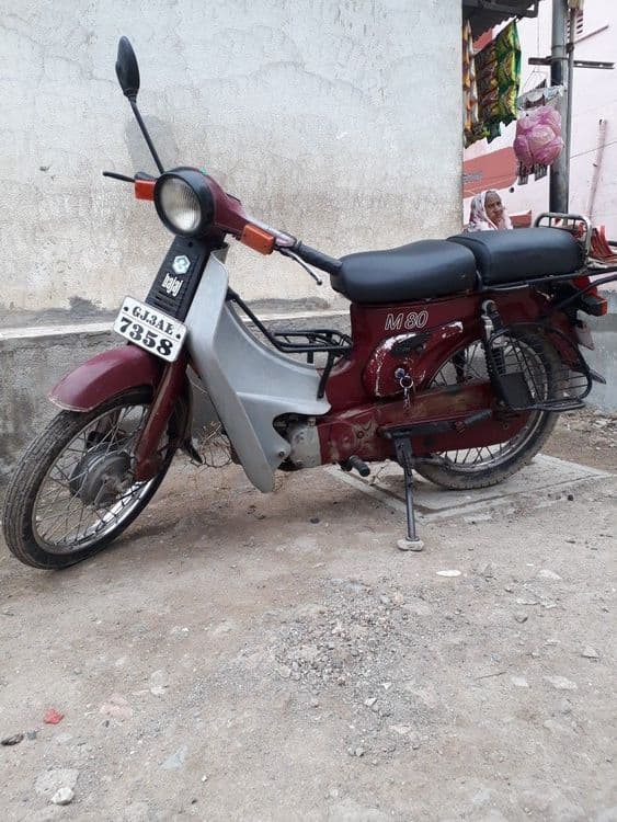 ५) बजाज एम 80
