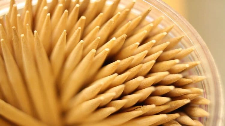 टूथपिक्स वापरता ? ही आहे टूथपिक वापरायची योग्य पद्धत..