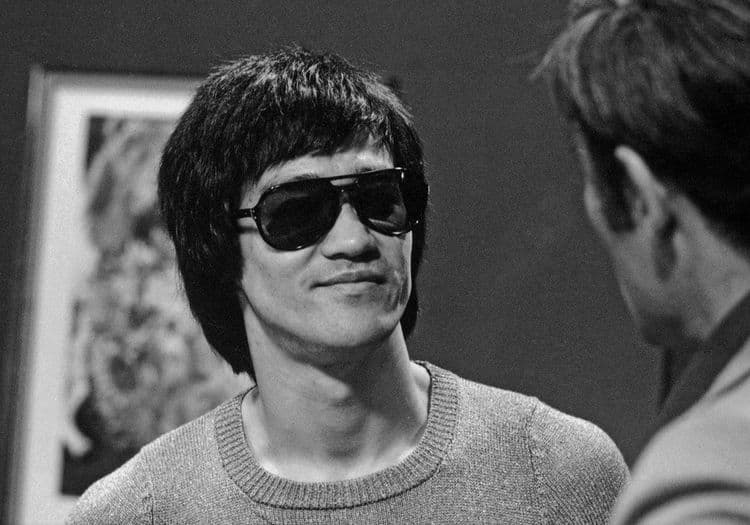 २. सुरुवातीला कॉन्टॅक्ट लेन्सेस वापरणाऱ्या मध्ये ब्रूस लीचा ही समावेश