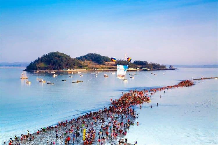 भर समुद्रात तयार होणारा १.८ मैल लांबीचा रस्ता!! याची आख्यायिका काय सांगितली जाते?