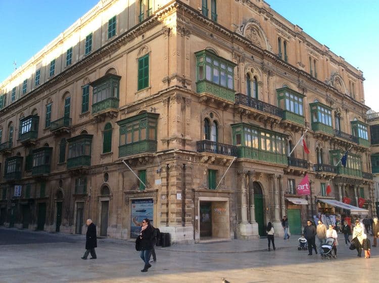 हा देश पाहायचं असेल तर मग नक्की कुठे जावं लागेल?