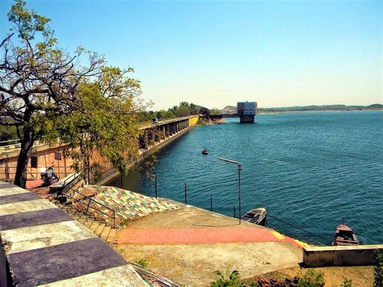 झुमरी तलैय्या,गांव खरं की खोटं हे तर वाचाच, पण तिथं कसं जायचं तेही जरूर जाणून घ्या!!