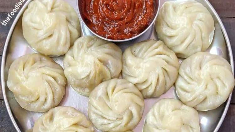 भारतात मोमोज कसे आले, कसे लोकप्रिय झाले आणि ते बनवण्याच्या विविध पद्धतींबद्दल जाणून घ्या!!