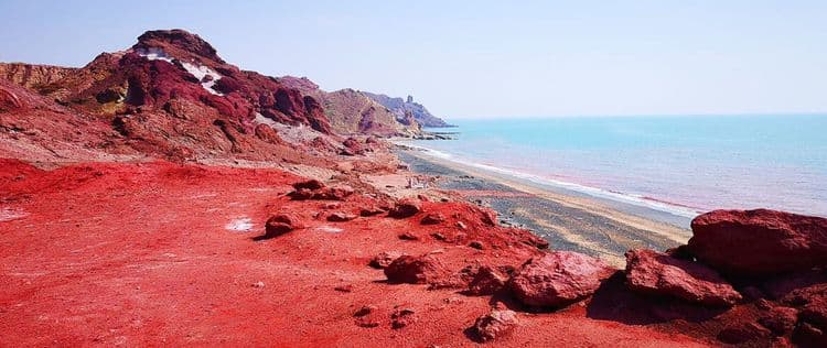 स्वयंपाकात मसाल्यांऐवजी चक्क 'माती' वापरणारं बेट!! या रुचकर मातीचं नक्की काय प्रकरण आहे??