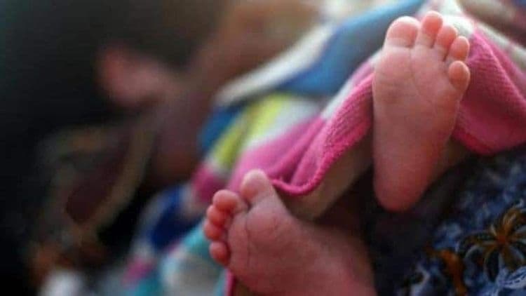 आईने बाळाची हत्या केली ही बातमी आहे पण हत्येचे कारण आपल्याला सामाजिक लांछन आहे !