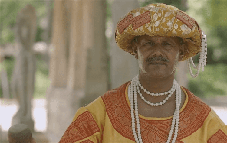 या जिवंत पुतळ्याला हलवून दाखवा आणि १०,०००रूपये मिळवा!!