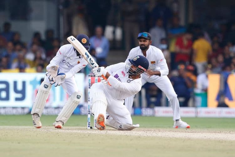 विकेटकिपिंग नंतर आता फलंदाजीमध्ये पंतची एमएस धोनीला टक्कर! या मोठ्या विक्रमात टाकले मागे