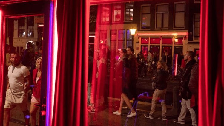 ८) अॅमस्टरडॅम सिंड्रोम –