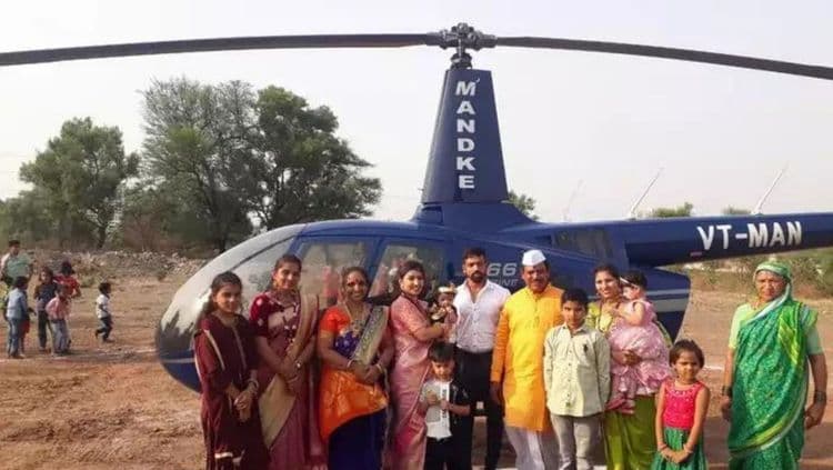 नातीचं घरी हेलिकॉप्टरमधून स्वागत करणारे पुण्याचे आजोबा!! वाचा तर खरे किस्सा काय आहे!!